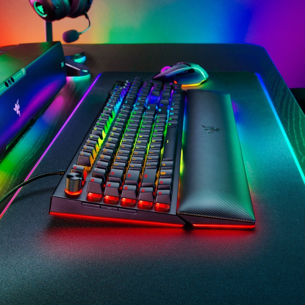 Razer - BlackWidow V4 Pro Full Size Wired Mechanical Green Switch Gaming Keyboard with Chroma RGB - Black