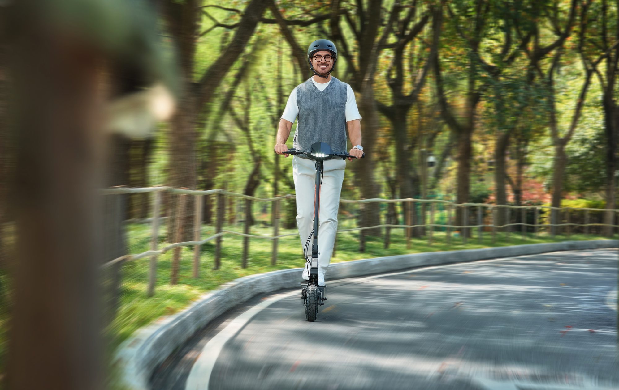 Yadea G10 Electric Scooter with 50KM Range, 800W Motor, Touchscreen, Dual Suspension & Disc Brakes – Off-road Tubeless Tires – Max Output 1200W